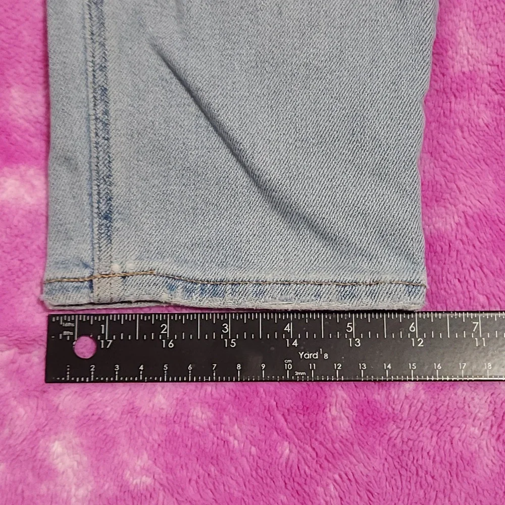 American Eagle  Women's Size 6 Reg Mom Jeans Light Wash Stretch Distressed Denim